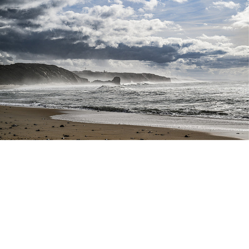 Strand en rotskust van Pataias in Portugal 