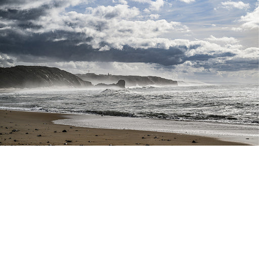 Strand en rotskust van Pataias in Portugal 