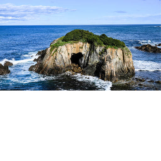 mooi klein eiandje aan de rotskust van Casariego Spanje