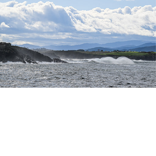 Rotskust van Casariego en de wind die met de golven speelt