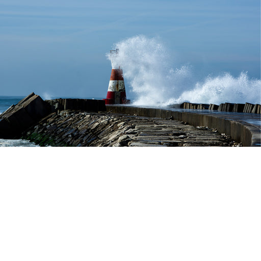 Haveningang boei in Figuera da Foz in Portugal bij een stormachtige zee.