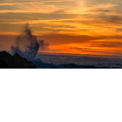 Zonsondergang bij een wilde zee in Figuera da Foz Portugal