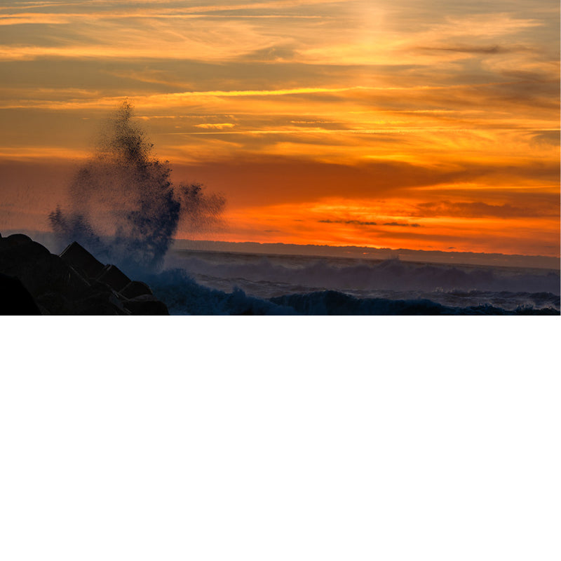 Zonsondergang bij een wilde zee in Figuera da Foz Portugal