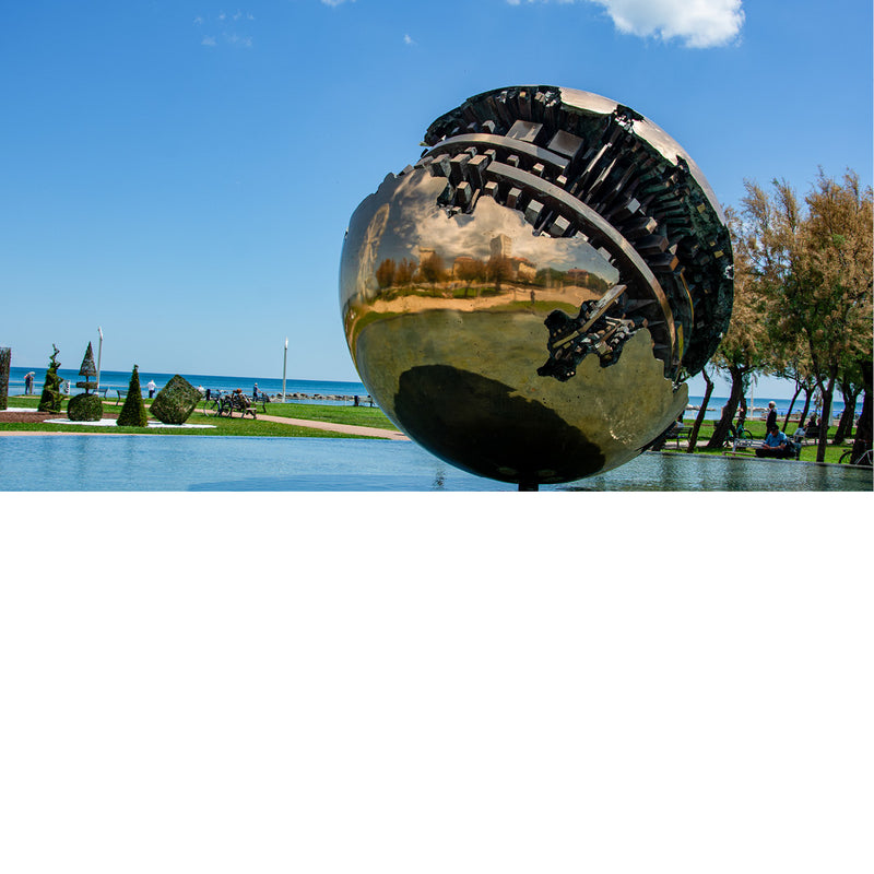 Kunstwerk  op de dijk van Pesaro Italië