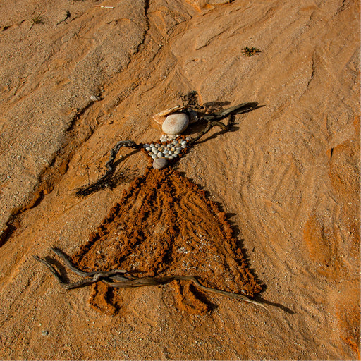Prachtig kunstwerkje  van een dansende vrouw op het strand van Sagres of is het Silke de strandjutter 