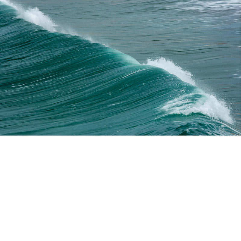 De golven van de andere kant gefotografeerd. Grotere golven waren er deze keer niet. Nazarré Portugal is één van de locaties met de grootste golven voor surfers.