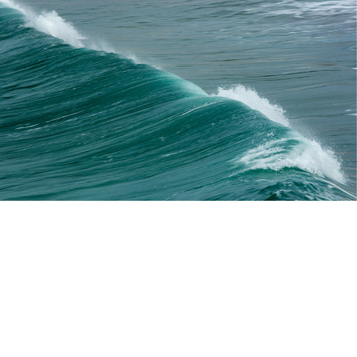 De golven van de andere kant gefotografeerd. Grotere golven waren er deze keer niet. Nazarré Portugal is één van de locaties met de grootste golven voor surfers.