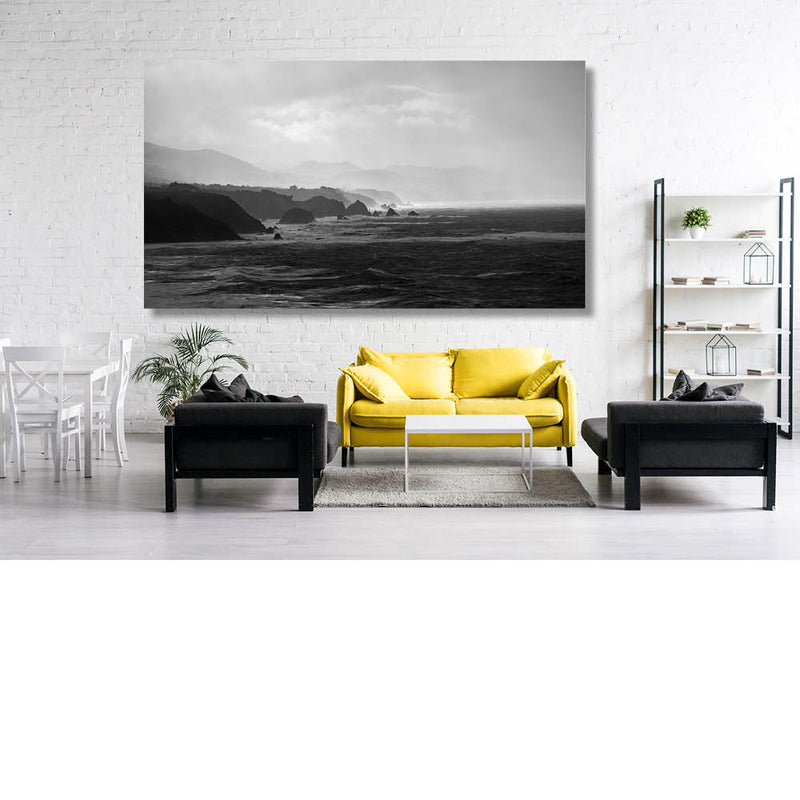 Donkere wolken boven een prachtige rotskust in Spanje