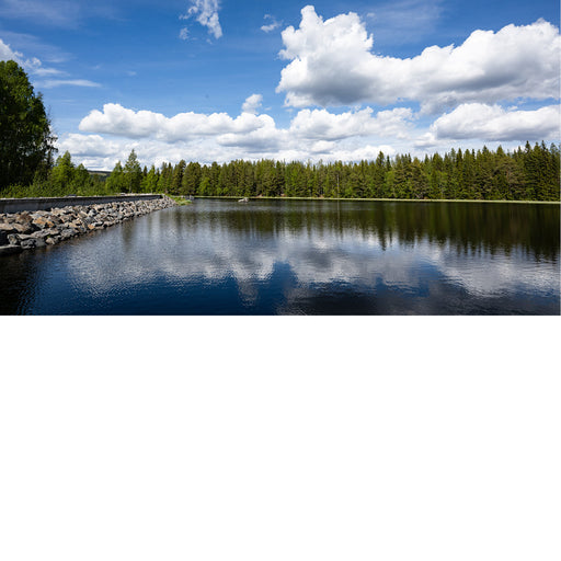Reflectie van bomen en wolken in het meer van Lillehammer Noorwegen