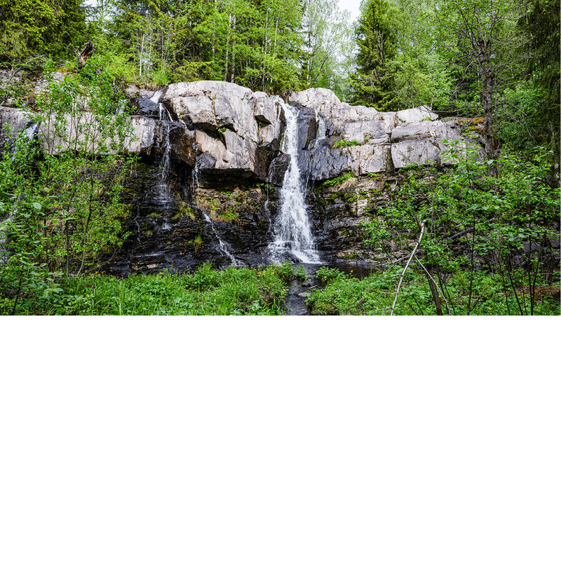 één van de watervallen in het bos van Lillehammer Noorwegen