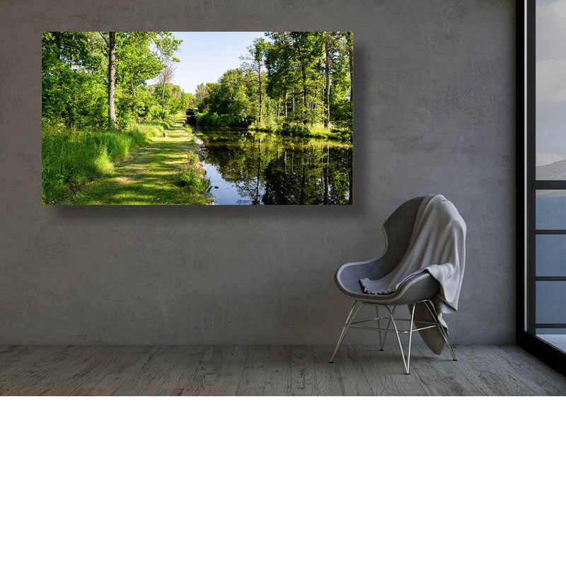 Bomen en reflecties in het kanaal