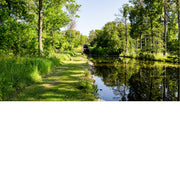 Het kanaal van Hovetorp met een aantal sluizen en een jachthaventje. Beeld met reflecties van de bomen in het kanaal