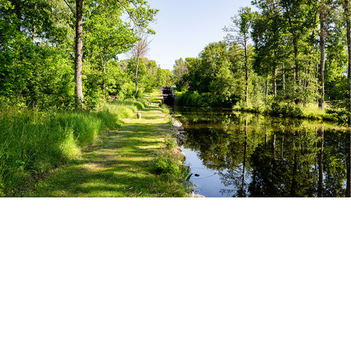Het kanaal van Hovetorp met een aantal sluizen en een jachthaventje. Beeld met reflecties van de bomen in het kanaal