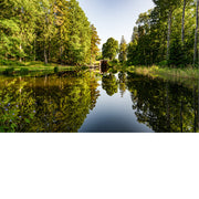 Het kanaal van Hovetorp met een aantal sluizen en een jachthaventje. Beeld met reflecties van de bomen in het kanaal