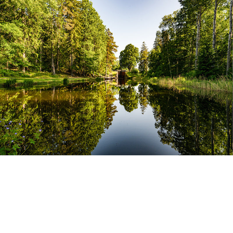 Het kanaal van Hovetorp met een aantal sluizen en een jachthaventje. Beeld met reflecties van de bomen in het kanaal