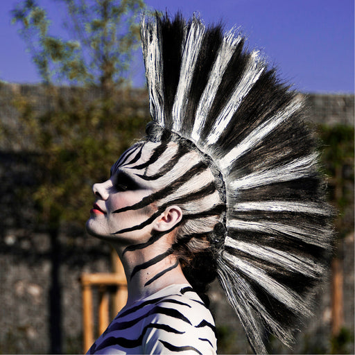 Een prachtig geschminkte menselijke zebra.