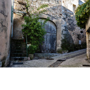 door weer, wind en ouderdom geteisterde poort in het Franse stadje Sain-Paul-trois-chateaux