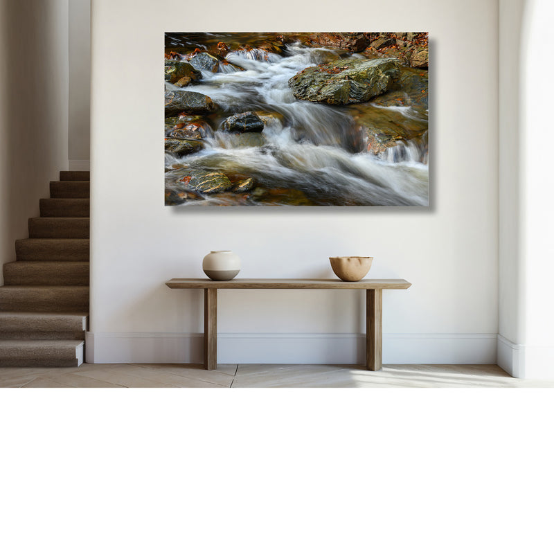 Sterke stroming tussen de rotsen