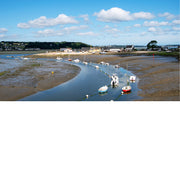 Panoramisch uitzicht op de baai van Morlaix, met aangemeerde bootjes in een kronkelende getijdengeul onder een wolkenlucht.