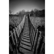 Een houten hangbrug over de rivier de Dommel in het Belgische natuurpark Hageven in Pelt. De zon zorgde voor een mooi schaduwspel op het hout, dat bovendien een fraai reliëf heeft.