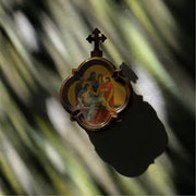 Deel van kruisweg in Basiliek van Onze-Lieve-Vrouw van Troost te Vilvoorde met lichtinval door glasraam.