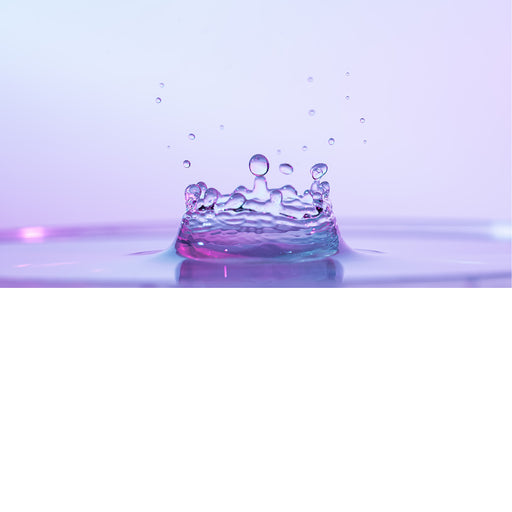 macro-opname van een waterdruppel op het moment van impact in roze tinten