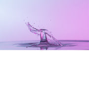 macro-opname van 2 druppels water die op elkaar botsen in roze tinten