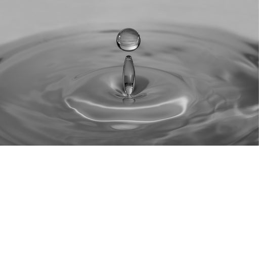 macro-opname van een vallende druppel met als resultaat het perfecte puntje op de i