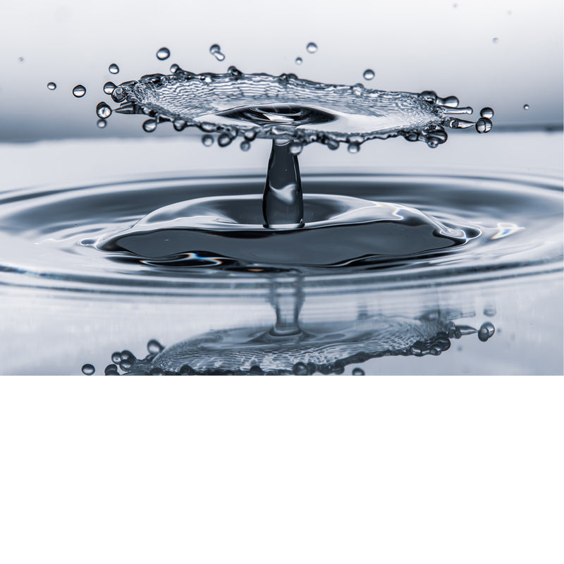 macro-opname van 2 druppels water die op elkaar botsen met reflectie in blauwe tinten