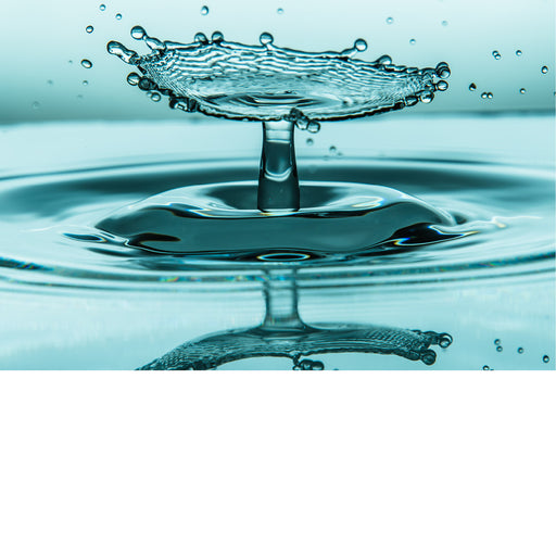 macro-opname van 2 druppels water die op elkaar botsen met reflectie in groene tinten