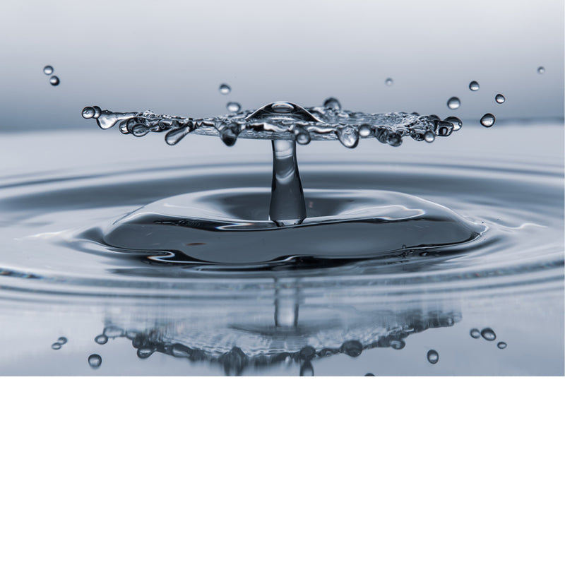 macro-opname van 2 druppels water die op elkaar botsen met reflectie in blauwe tinten