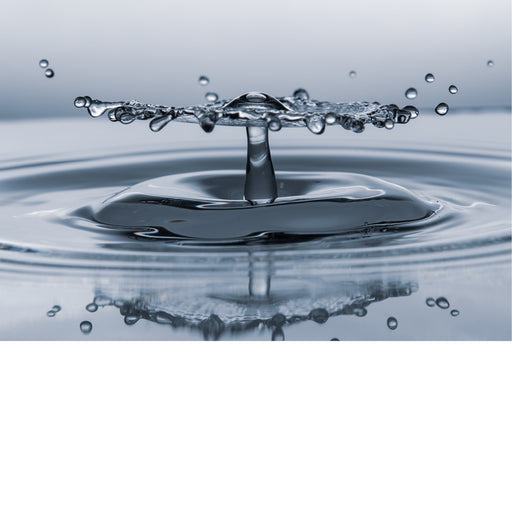 macro-opname van 2 druppels water die op elkaar botsen met reflectie in blauwe tinten