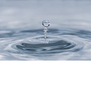 macro-opname van een vallende druppel in blauwe tinten