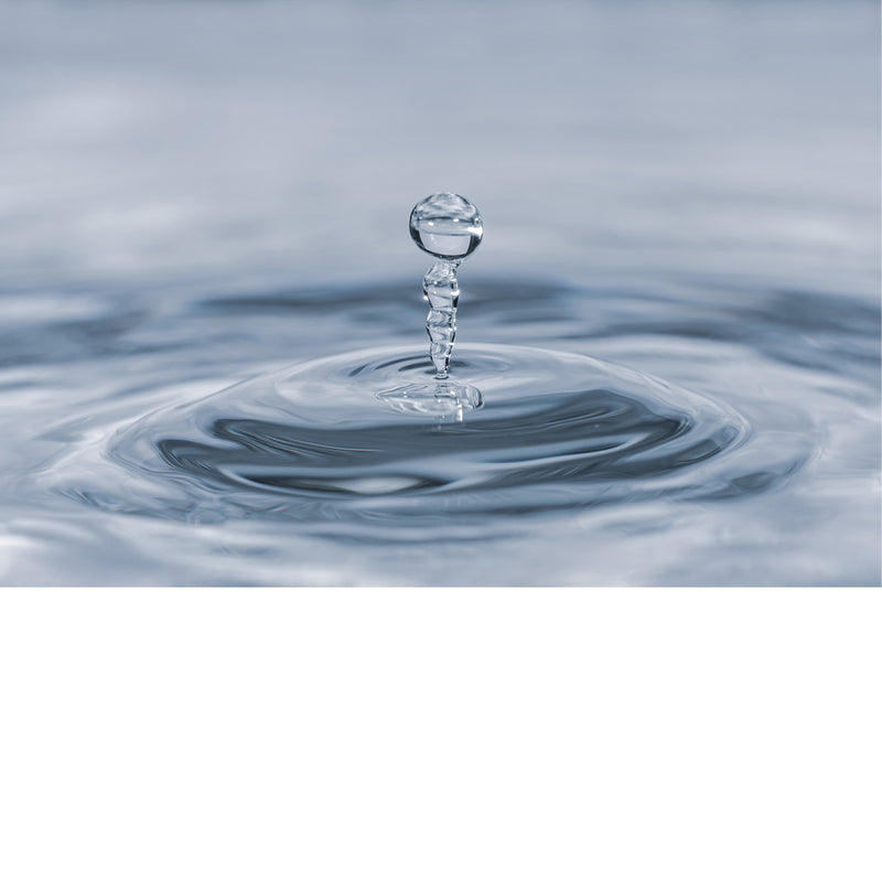 macro-opname van een vallende druppel in blauwe tinten