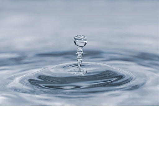 macro-opname van een vallende druppel in blauwe tinten