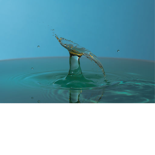 macro-opname van 2 druppels water die op elkaar botsen in blauw met groene tinten