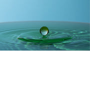 macro-opname van een vallende druppel in blauw met groene tinten