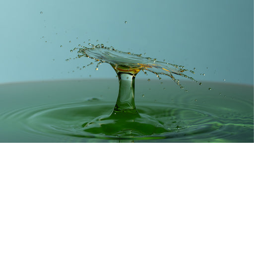 macro-opname van 2 druppels water die op elkaar botsen in blauw met groene tinten