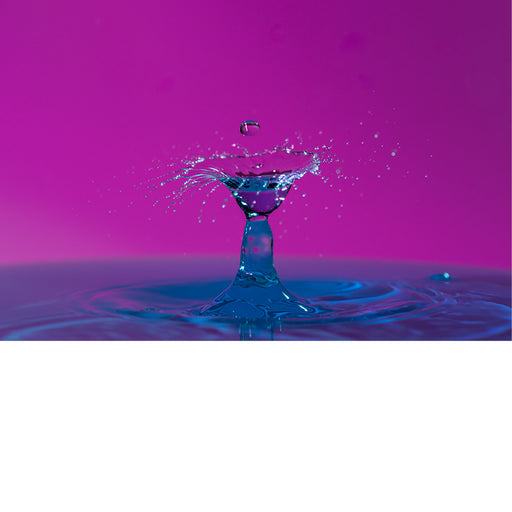 macro-opname van 2 druppels water die op elkaar botsen in roze met blauwe tinten