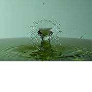 macro-opname van 2 druppels water die op elkaar botsen in groene tinten