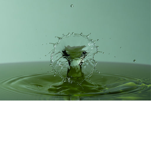 macro-opname van 2 druppels water die op elkaar botsen in groene tinten