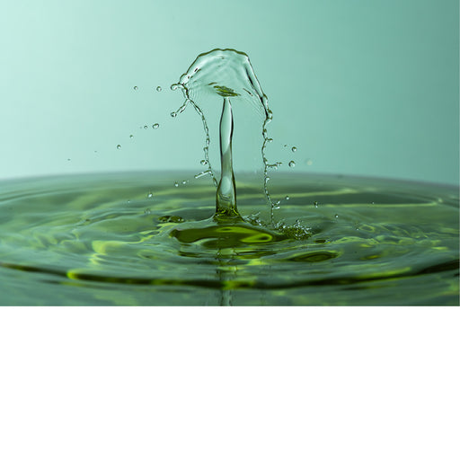 macro-opname van 2 druppels water die op elkaar botsen in groene tinten