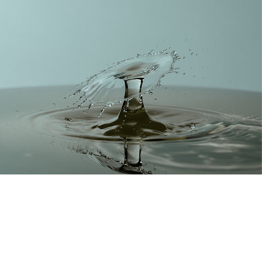 macro-opname van 2 druppels water die op elkaar botsen in grijze tinten