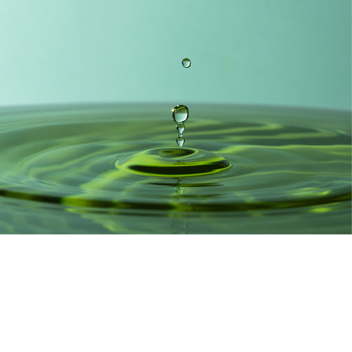 macro-opname van een waterdruppel op het moment van impact in groene tinten