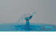 macro-opname van 2 druppels water die op elkaar botsen in blauw tinten