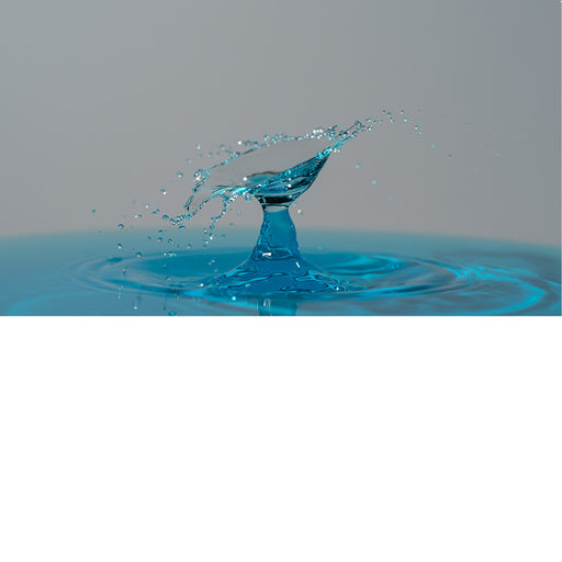 macro-opname van 2 druppels water die op elkaar botsen in blauw tinten