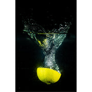 splash foto van vallende limoen in water