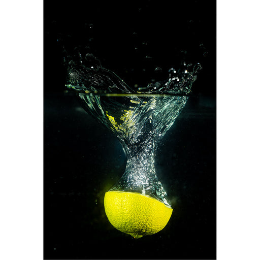 splash foto van vallende limoen in water