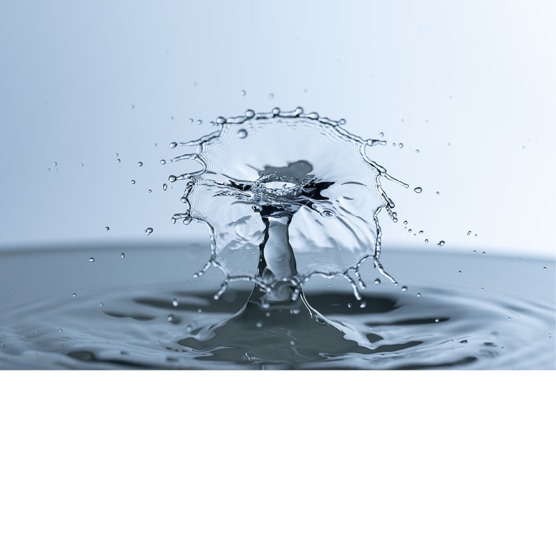 macro-opname van 2 druppels water die op elkaar botsen in blauwe tinten