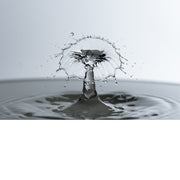 macro-opname van 2 druppels water die op elkaar botsen in grijze tinten